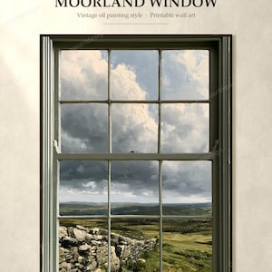 Può includere: Una stampa artistica da parete intitolata MOORLAND WINDOW che mostra una vista in stile pittura a olio vintage di un paesaggio di brughiera verde con un muro di pietra sotto un cielo nuvoloso, incorniciata da un design a finestra verde salvia.
