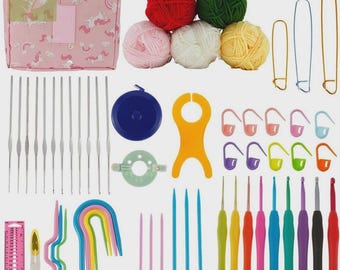 Könnte beinhalten: Ein komplettes Häkel- und Strickset, einschließlich einer rosa Tasche mit Einhorn-Motiv, verschiedenen Häkelnadeln, Garn, Maschenmarkierern und einem Maßband. Das Set bietet eine Vielzahl von Farben und Werkzeugen für Handarbeitsprojekte.