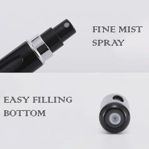 Puede incluir: Botella pulverizadora de niebla fina negra y plateada. La imagen incluye el texto "FINE MIST SPRAY" y "EASY FILLING BOTTOM". La botella tiene un dise&ntilde;o elegante y est&aacute; dise&ntilde;ada para un f&aacute;cil llenado.