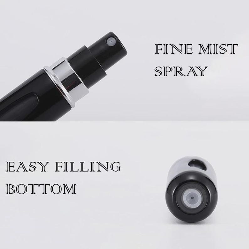 Puede incluir: Botella pulverizadora de niebla fina negra y plateada. La imagen incluye el texto "FINE MIST SPRAY" y "EASY FILLING BOTTOM". La botella tiene un dise&ntilde;o elegante y est&aacute; dise&ntilde;ada para un f&aacute;cil llenado.