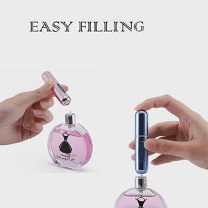 Puede incluir: Imagen de un frasco de perfume rosa con un dise&ntilde;o de vestido negro y un atomizador azul. El texto "EASY FILLING" est&aacute; en la parte superior. La imagen muestra c&oacute;mo llenar el frasco de perfume con el atomizador.