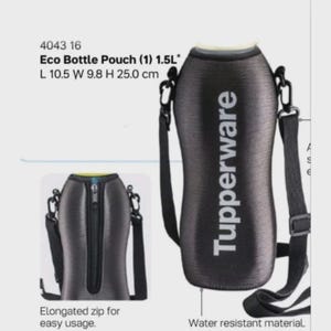 Peut inclure: Pochette noire Tupperware Eco Bottle avec une bandoulière. La pochette est résistante à l'eau et dispose d'une fermeture éclair allongée pour une utilisation facile. Dimensions: 25,0 cm de haut, 10,5 cm de long et 9,8 cm de large.