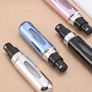 Puede incluir: Un letrero de madera r&uacute;stica con el texto "Welcome to our home" en letras blancas. El letrero presenta un acabado envejecido y un dise&ntilde;o sencillo y acogedor.