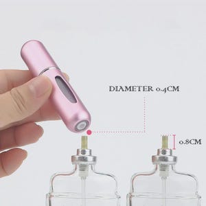 Puede incluir: Un letrero de madera r&uacute;stico con el texto "Welcome to our home" en letras blancas. El letrero presenta un acabado envejecido y un dise&ntilde;o simple y acogedor, perfecto para la decoraci&oacute;n de la puerta principal.