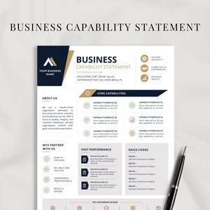 Puede incluir: Una plantilla de declaración de capacidades empresariales con un esquema de colores azul oscuro y dorado. El diseño incluye secciones para Sobre nosotros, Capacidades principales, Rendimiento pasado y códigos NAICS, con un bolígrafo negro y dorado.