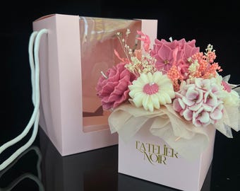 Le Cadeau Rosé – Ramo de velas florales rosas en caja de regalo | Regalo para el Día de la Madre | Flores de velas de lujo | Ramo de cera hecho a mano | Listo para regalar