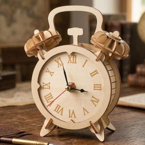 Op de afbeelding: Een witte keramische mok met een zwart handvat en de tekst "But First, Coffee" in een handschriftstijl. De mok staat op een wit oppervlak. De mok is ongeveer 10 cm hoog.