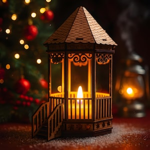 Może przedstawiać: Drewniany świecznik w kształcie altany z zapaloną świecą w środku. Altana ma szczegółowy dach, dekoracyjne wycięcia i małe schody. Ciepła poświata świecy oświetla skomplikowany wzór, tworząc świąteczną atmosferę. Dekoracja świąteczna.