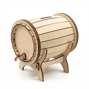 Pode incluir: Um cofre em forma de barril de madeira clara, com uma ranhura na parte superior para inserir dinheiro. O barril tem uma torneira e &eacute; suportado por um suporte de madeira.