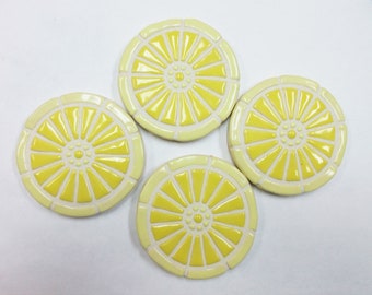 Juego de 4 posavasos con diseño de rueda de carro con mosaicos, posavasos de cerámica hechos a mano con tonos degradados amarillos, salvamanteles y respaldo de fieltro