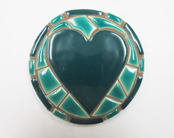 Posavasos de mosaico con forma de corazón: Posavasos de cerámica hechos a mano. Arte de mosaico de gres esmaltado craquelado en verde azulado y azul agua. Con base de fieltro.