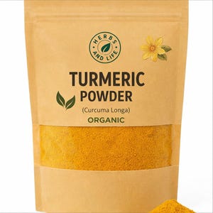 Puede incluir: Una bolsa de papel color beige llena de polvo de cúrcuma amarillo brillante. La bolsa tiene una ventana transparente que muestra el polvo. El texto en la bolsa dice "TURMERIC POWDER (Curcuma Longa) ORGANIC" con un diseño de hoja verde y un logotipo circular que dice "HERBS AND LIFE".