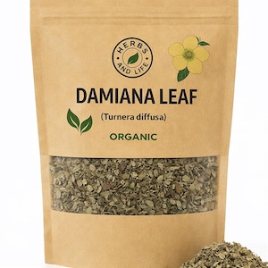 Puede incluir: Una bolsa de papel marrón con una ventana transparente que muestra hojas de Damiana secas. La bolsa presenta el texto "DAMIANA LEAF" y "ORGANIC", junto con una ilustración floral y las palabras "HERBS AND LIFE". También se incluye el nombre científico "Turnera diffusa".