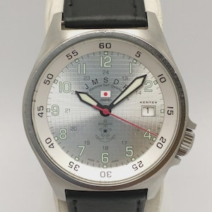 以下が含まれることがあります： 白い文字で「Welcome to our home」と書かれた素朴な木製の看板。 傷んだ仕上げとシンプルで魅力的なデザインで、玄関の装飾に最適です。