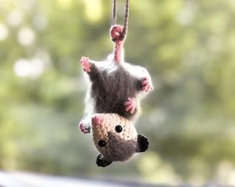 Lindo accesorio para espejo retrovisor de zarigüeya de ganchillo, accesorio para colgar espejos de coche, adorno para coche, decoración del hogar, colgante de ganchillo, dije para coche