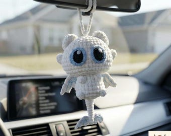 Colgante para coche de dragón Furia Luminosa hecho a mano a crochet, amuleto de peluche amigurumi, decoración acogedora para el coche.