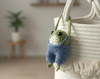 Llavero de rana de ganchillo hecho a mano, muñeco de rana amigurumi, juguete con overol azul