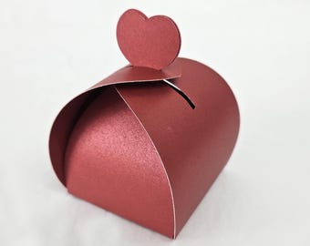 Scatola regalo in carta rossa a forma di cuore realizzata a mano: elegante bomboniera per matrimonio o ricordo per occasioni speciali