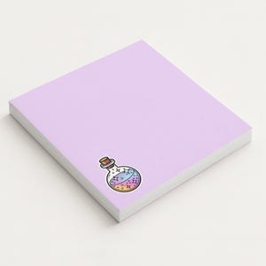 Può includere: Un set di tre tazze in ceramica con finitura opaca e macchiettata. Le tazze sono nei toni del crema, marrone chiaro e marrone scuro. Ogni tazza ha un design semplice e minimalista.