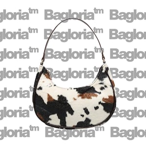 Puede incluir: Bolso de mano en forma de media luna con estampado de piel de vaca en negro, marrón y blanco. El bolso tiene un asa y ribete marrón oscuro. El nombre de la marca "Bagloria" se repite en el fondo.