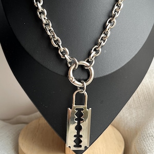 Halsband med grovt rakbladshänge, Halsband i rostfritt stål, Halsband i lager, Facettslipad kedja, Halsband med grungesmycken, Alternativt halsband