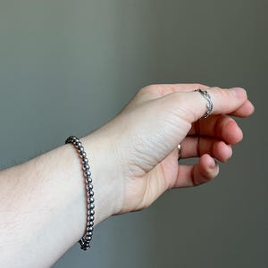 Hämatit Armband, silberfarbene Perlen Schmuck, minimalistischen Unisex Stil, Geschenk für ihn oder sie, Stretch Stapelarmband