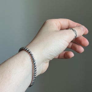 Pulsera de hematita, joyería con cuentas en tono plateado, estilo minimalista unisex, regalo para él o ella, pulsera elástica apilable.