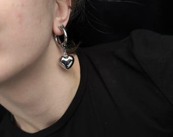 Pendientes de corazón estilo Y2K, pendientes grunge, pendientes colgantes de corazón de acero inoxidable, joyería alternativa, pendientes de corazón abultados