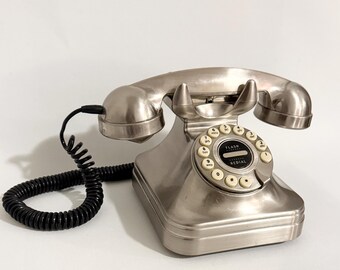 Grand téléphone vintage | Fini chrome brossé | Conception rotative à bouton-poussoir | Métal lourd