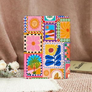 Puede incluir: Una colorida funda para tableta con un diseño de patchwork de ilustraciones tipo sello postal. El diseño incluye imágenes de un sol, flores, una palmera y una mariposa, en tonos rosa, amarillo, azul y naranja.