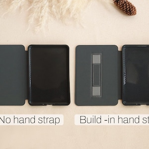 Puede incluir: Se muestran cuatro fundas para tabletas de color gris oscuro y negro, dos con correa para la mano y dos sin ella. Las fundas est&aacute;n abiertas, mostrando el interior y el exterior. El texto en la parte inferior dice "No hand strap" y "Build -in hand strap."
