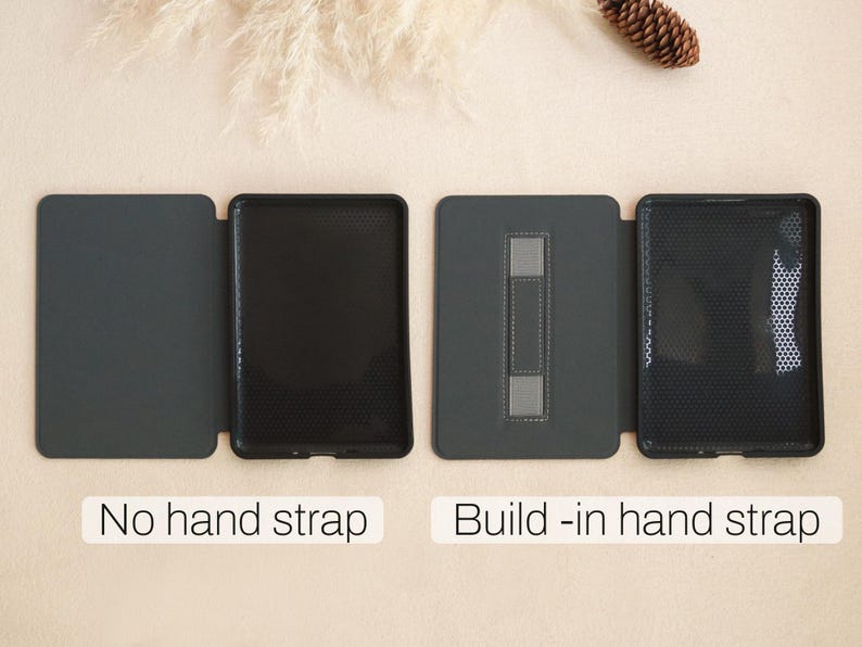 Puede incluir: Se muestran cuatro fundas para tabletas de color gris oscuro y negro, dos con correa para la mano y dos sin ella. Las fundas est&aacute;n abiertas, mostrando el interior y el exterior. El texto en la parte inferior dice "No hand strap" y "Build -in hand strap."