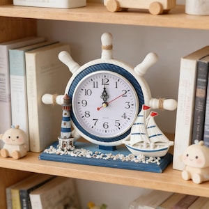 Reloj de mesa náutico con timón y faro, decoración costera para el hogar, reloj de escritorio de estilo mediterráneo con detalles artesanales inspirados en el océano.