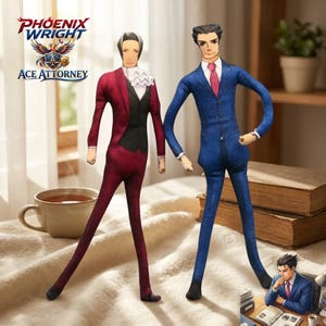Peut inclure: Deux poupées en tissu de personnages de la série de jeux vidéo Ace Attorney. L'une porte un costume rouge avec un gilet noir et une chemise blanche à volants. L'autre poupée est en costume bleu avec une cravate rose. Le logo Phoenix Wright: Ace Attorney est en haut à gauche.