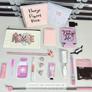 Puede incluir: Una colecci&oacute;n de art&iacute;culos rosas y blancos con tem&aacute;tica de enfermer&iacute;a, que incluyen un cuaderno, un estuche, un bloc de notas y un portavasos. Otros art&iacute;culos incluyen una lima de u&ntilde;as, crema de manos y una mascarilla para los ojos. El estuche tiene la palabra "NURSE".