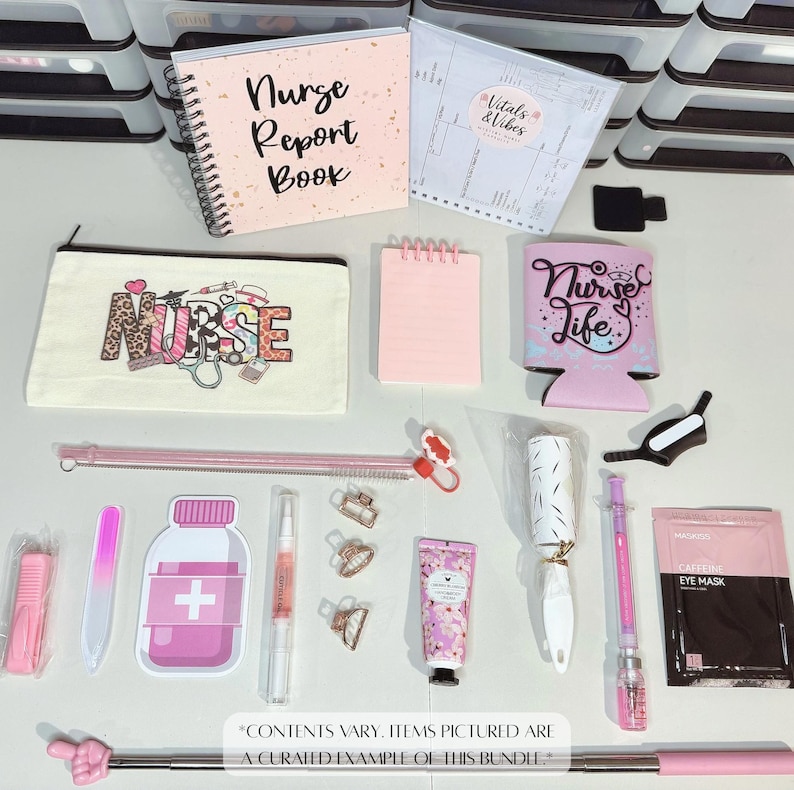 Puede incluir: Una colecci&oacute;n de art&iacute;culos rosas y blancos con tem&aacute;tica de enfermer&iacute;a, que incluyen un cuaderno, un estuche, un bloc de notas y un portavasos. Otros art&iacute;culos incluyen una lima de u&ntilde;as, crema de manos y una mascarilla para los ojos. El estuche tiene la palabra "NURSE".