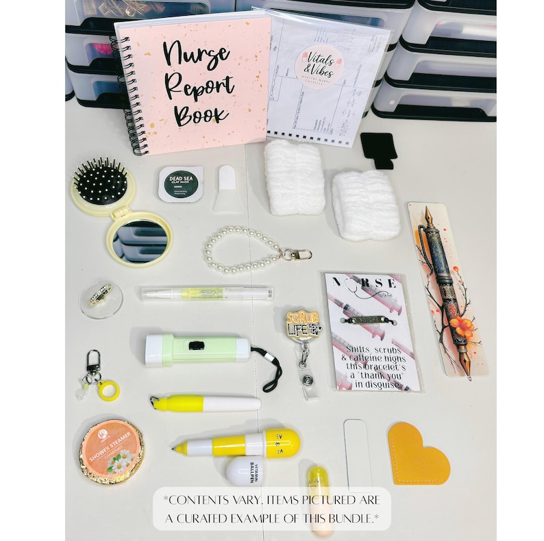 Puede incluir: Un conjunto de art&iacute;culos con tem&aacute;tica de enfermer&iacute;a, que incluye un cuaderno rosa, un bol&iacute;grafo, un espejo compacto, una pulsera de perlas y un carrete para placa. La imagen tambi&eacute;n muestra un bol&iacute;grafo, un marcap&aacute;ginas y otros accesorios. El texto del cuaderno dice "Nurse Report Book".