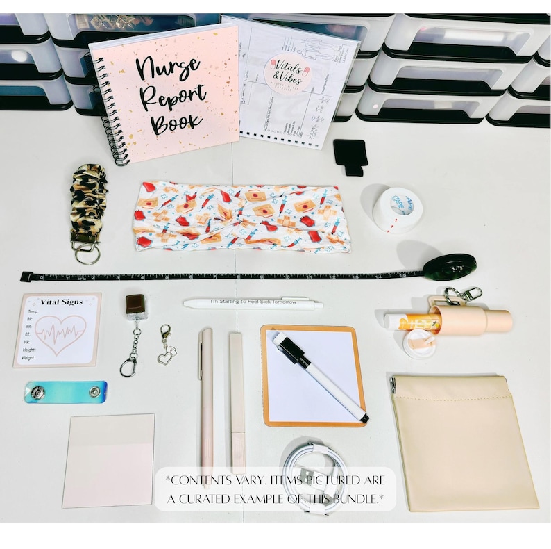 Puede incluir: Una colecci&oacute;n de accesorios de enfermer&iacute;a, que incluye un "Nurse Report Book", una diadema estampada, una cinta m&eacute;trica, bol&iacute;grafos, una peque&ntilde;a pizarra y una bolsa beige. El texto "Vital Signs" es visible en una tarjeta.