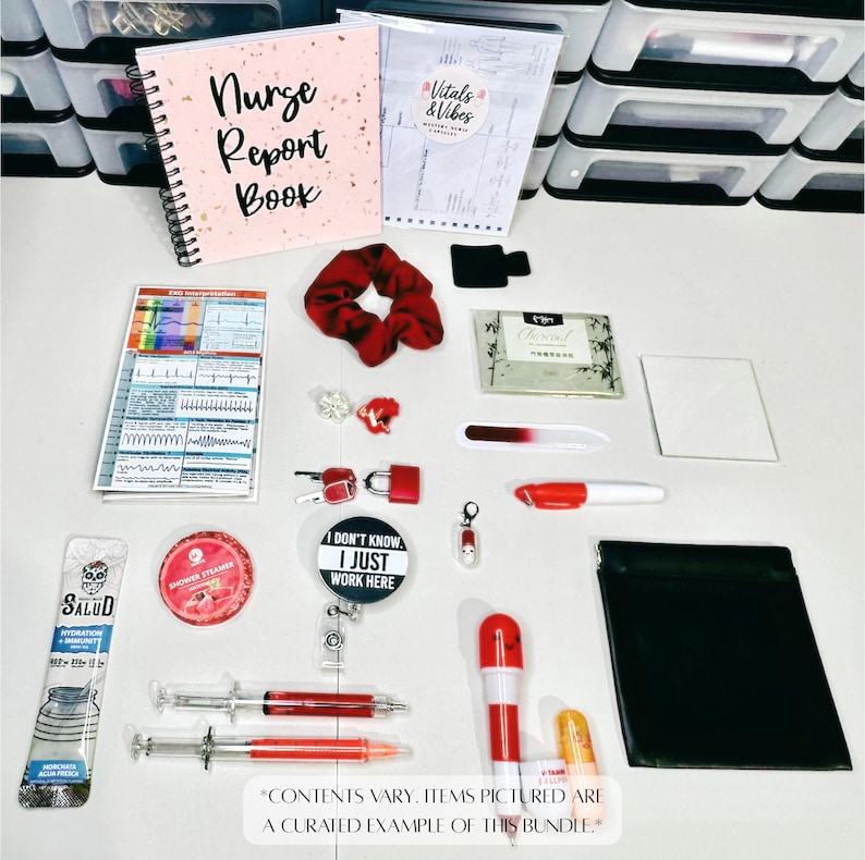 Puede incluir: Una colecci&oacute;n de art&iacute;culos con tem&aacute;tica de enfermer&iacute;a, que incluye un Nurse Report Book rosa, una goma para el pelo roja y una placa que dice "I DON'T KNOW I JUST WORK HERE". Otros art&iacute;culos incluyen un bol&iacute;grafo, jeringas y un sobre de hidrataci&oacute;n.