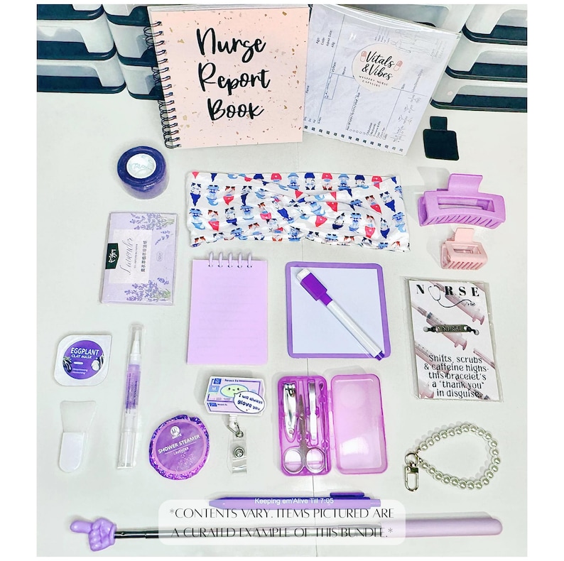 Puede incluir: Colecci&oacute;n de art&iacute;culos morados y blancos, incluyendo un cuaderno "Nurse Report Book", una diadema estampada, una peque&ntilde;a pizarra y un kit de manicura. Tambi&eacute;n es visible el texto "Vitals & Vibes".