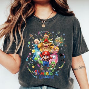 Camiseta de Super Mario Galaxy, camiseta de Mario, Peach, Bowser, Rosalina y Yoshi, camiseta retro para gamers, regalo de cumpleaños personalizado imagen 1