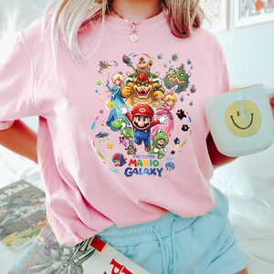 Camiseta de Super Mario Galaxy, camiseta de Mario, Peach, Bowser, Rosalina y Yoshi, camiseta retro para gamers, regalo de cumpleaños personalizado imagen 4