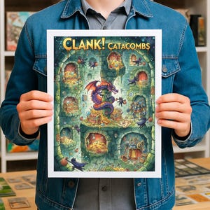 Pode incluir: Uma impressão emoldurada do jogo de tabuleiro "Clank! Catacombs". A arte retrata uma cena de masmorra com um dragão roxo guardando um tesouro. O tabuleiro do jogo é dividido em câmaras com vários personagens e objetos.
