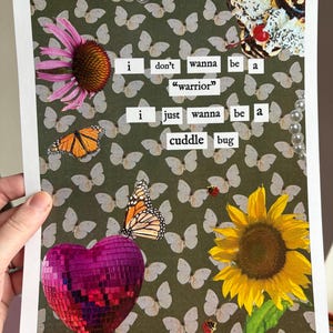 Puede incluir: Una impresión artística de técnica mixta con un collage de un girasol, un corazón de bola de discoteca y mariposas. El texto dice: "No quiero ser un guerrero, solo quiero ser un bicho de abrazos". El fondo es un patrón de mariposas blancas sobre un fondo verde.
