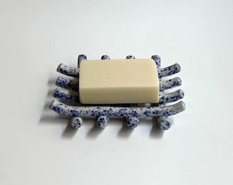 Jabonera de cerámica con salpicaduras azules