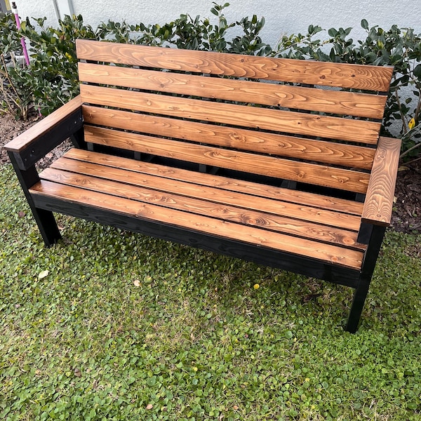 Banco de madeira moderno para exterior | Banco bicolor para pátio | Assento de jardim artesanal