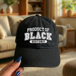 Pu&ograve; includere: Cappellino da baseball nero con la scritta bianca "PRODUCT OF BLACK HISTORY". Il cappellino ha una visiera curva ed &egrave; realizzato in un tessuto morbido. Un accessorio alla moda.