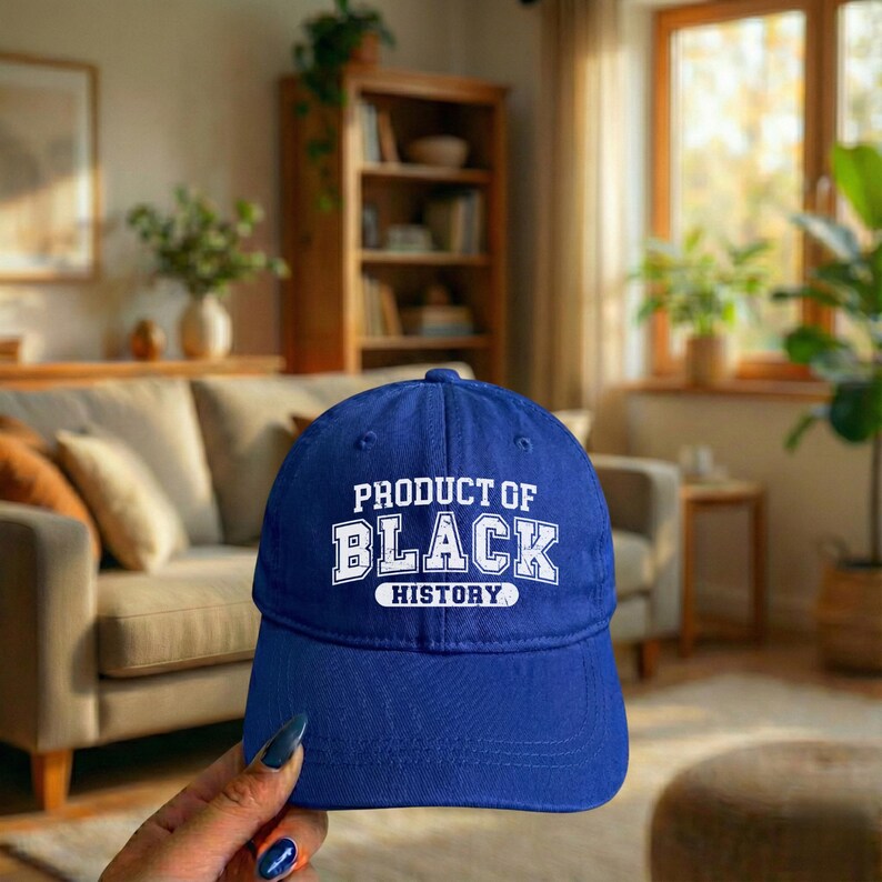 Pu&ograve; includere: Un cappellino da baseball blu navy con la scritta bianca "PRODUCT OF BLACK HISTORY". Il cappellino ha una visiera curva ed &egrave; realizzato in un materiale robusto. Un accessorio alla moda per tutti i giorni.
