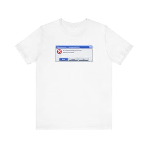 Può includere: T-shirt bianca con una grafica blu e bianca raffigurante un messaggio di errore del computer. Il messaggio recita "Diplomacy.exe - Unexpected Error" con opzioni per riprovare, ignorare o OK. Un design umoristico per gli appassionati di informatica.