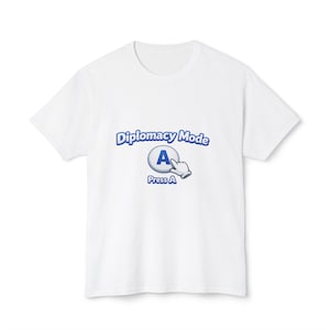 Può includere: T-shirt bianca con la scritta "Diplomacy Mode" in blu, sopra un cerchio blu con la lettera "A" e un'icona a forma di mano. Sotto il cerchio c'è la scritta "Press A".